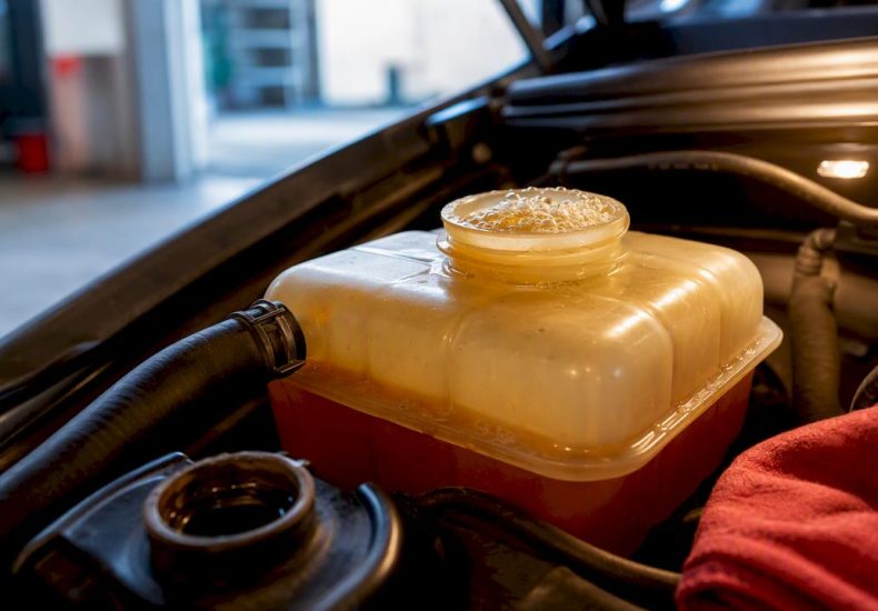 Bubbling coolant reservoir during engine inspection